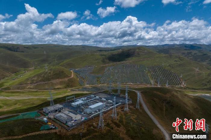 航拍建成投運(yùn)的柯拉一期光伏電站升壓站?！⒅铱?攝