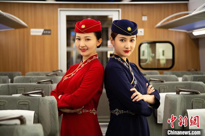 圖為整體色彩以“深藏青”和“喇嘛紅”為主調(diào)的西格段“復(fù)興號”動(dòng)車組乘務(wù)員新制服?！±罾?攝