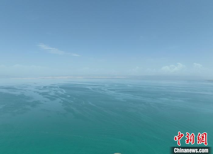 圖為航拍仲夏時節(jié)，青海湖水天一色?！∑钤鲚?攝