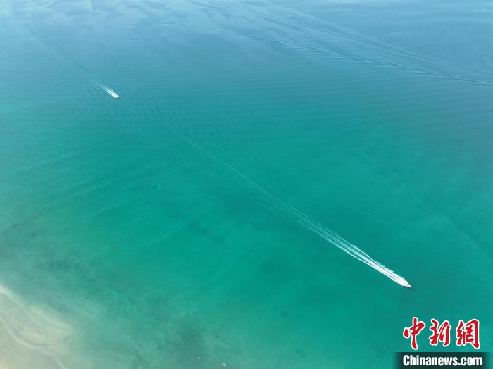 圖為航拍仲夏時節(jié)，青海湖湖水碧波蕩漾?！∑钤鲚?攝
