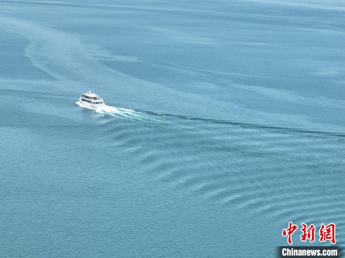圖為航拍仲夏時節(jié)，青海湖湖水碧波蕩漾。　祁增蓓 攝