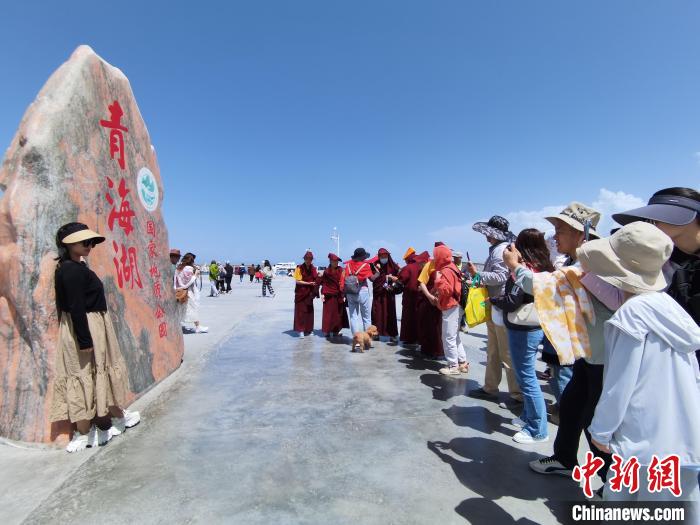 圖為航拍青海湖美景引游客拍照打卡。　祁增蓓 攝