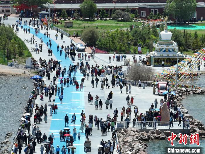 圖為航拍青海湖二郎劍景區(qū)游客眾多。　祁增蓓 攝