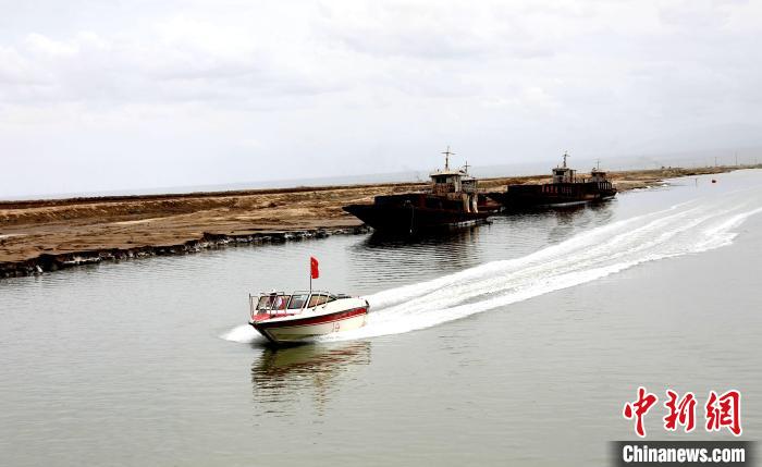 圖為茶卡鹽湖?！⊙Φ?攝