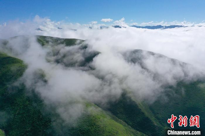 航拍賽來塘鎮(zhèn)山間云霧繚繞?！●R銘言 攝