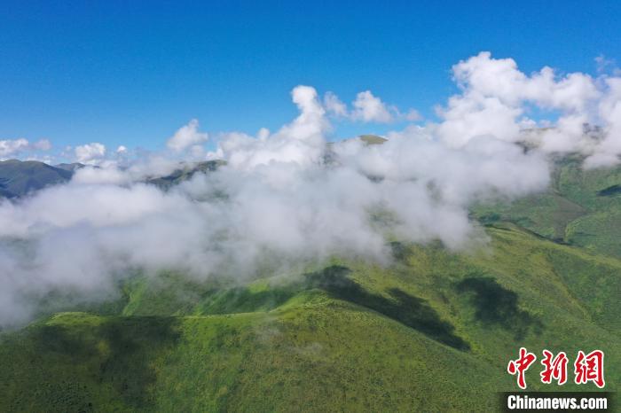 航拍賽來塘鎮(zhèn)山間云霧繚繞?！●R銘言 攝