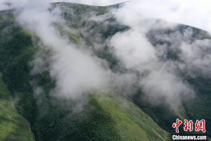 航拍賽來塘鎮(zhèn)山間云霧繚繞?！●R銘言 攝