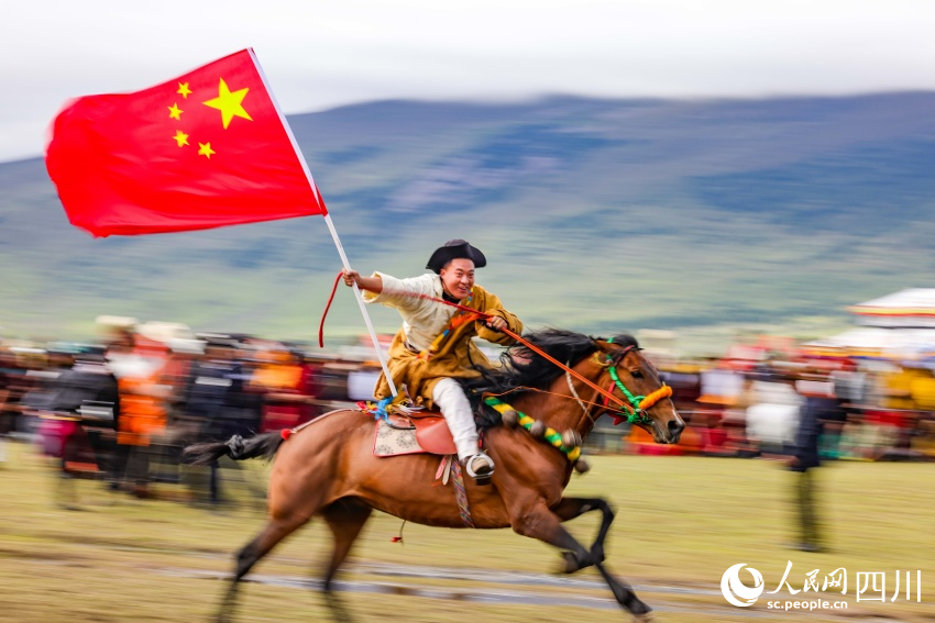 馬術表演現場。洛絨尼瑪攝