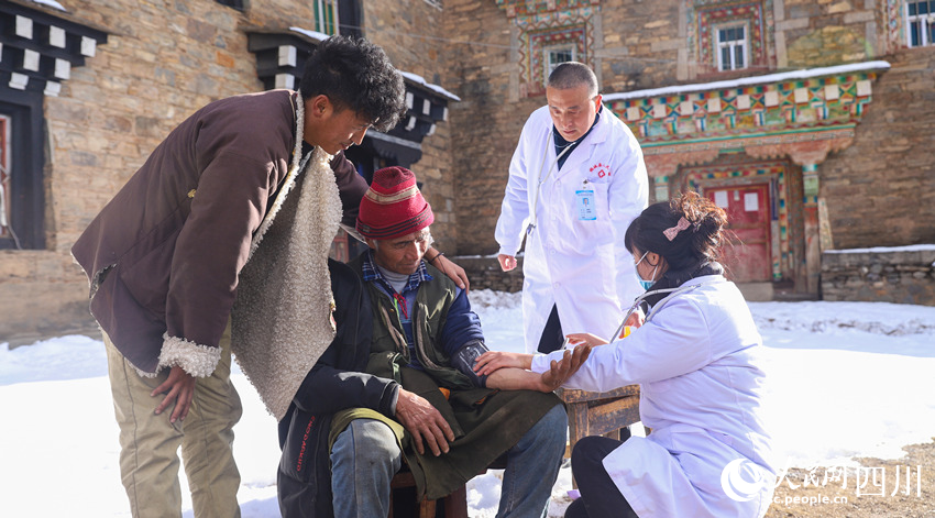 幫扶醫(yī)療小分隊(duì)成員為村民義診。劉學(xué)懿攝