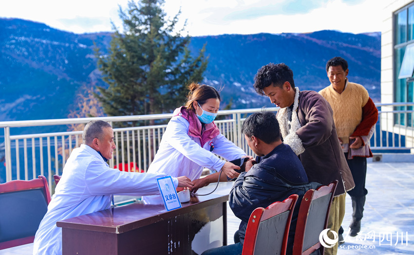 幫扶醫(yī)療小分隊(duì)成員為村民義診。劉學(xué)懿攝