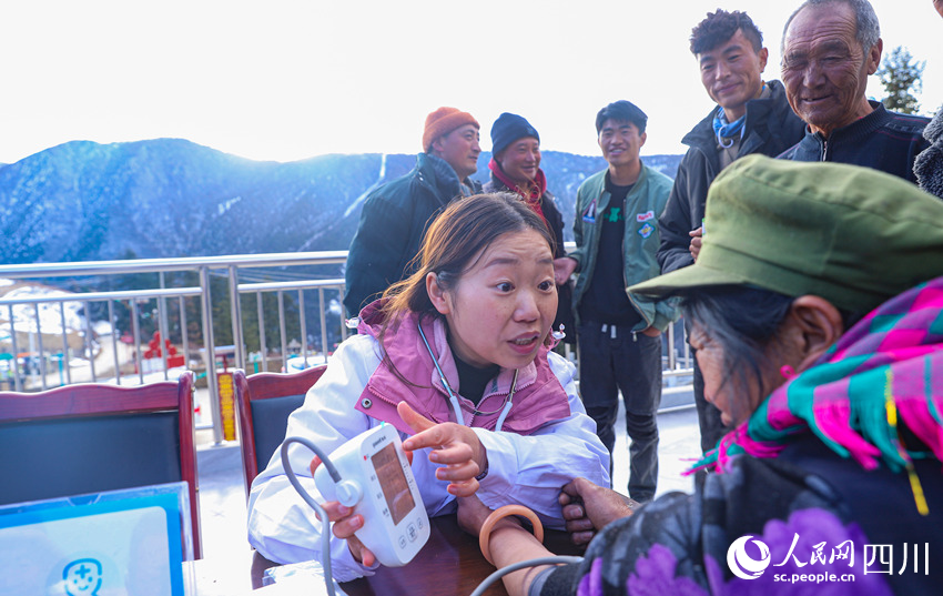 幫扶醫(yī)療小分隊(duì)成員為村民義診。劉學(xué)懿攝