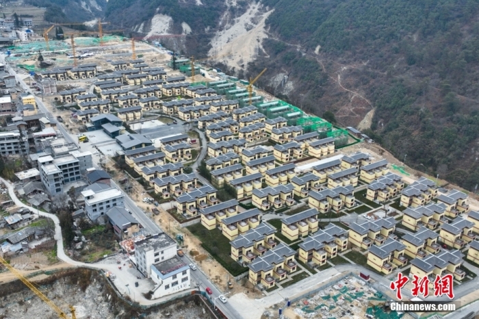 圖為2月1日，瀘定磨西鎮(zhèn)震后重建的安置小區(qū)。(無人機(jī)照片)<a target='_blank' href='/'><p  align=