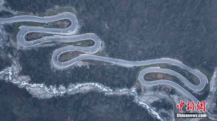 圖為2月1日，震后重建的海螺溝景區(qū)道路。(無人機(jī)照片)<a target='_blank' href='/'><p  align=