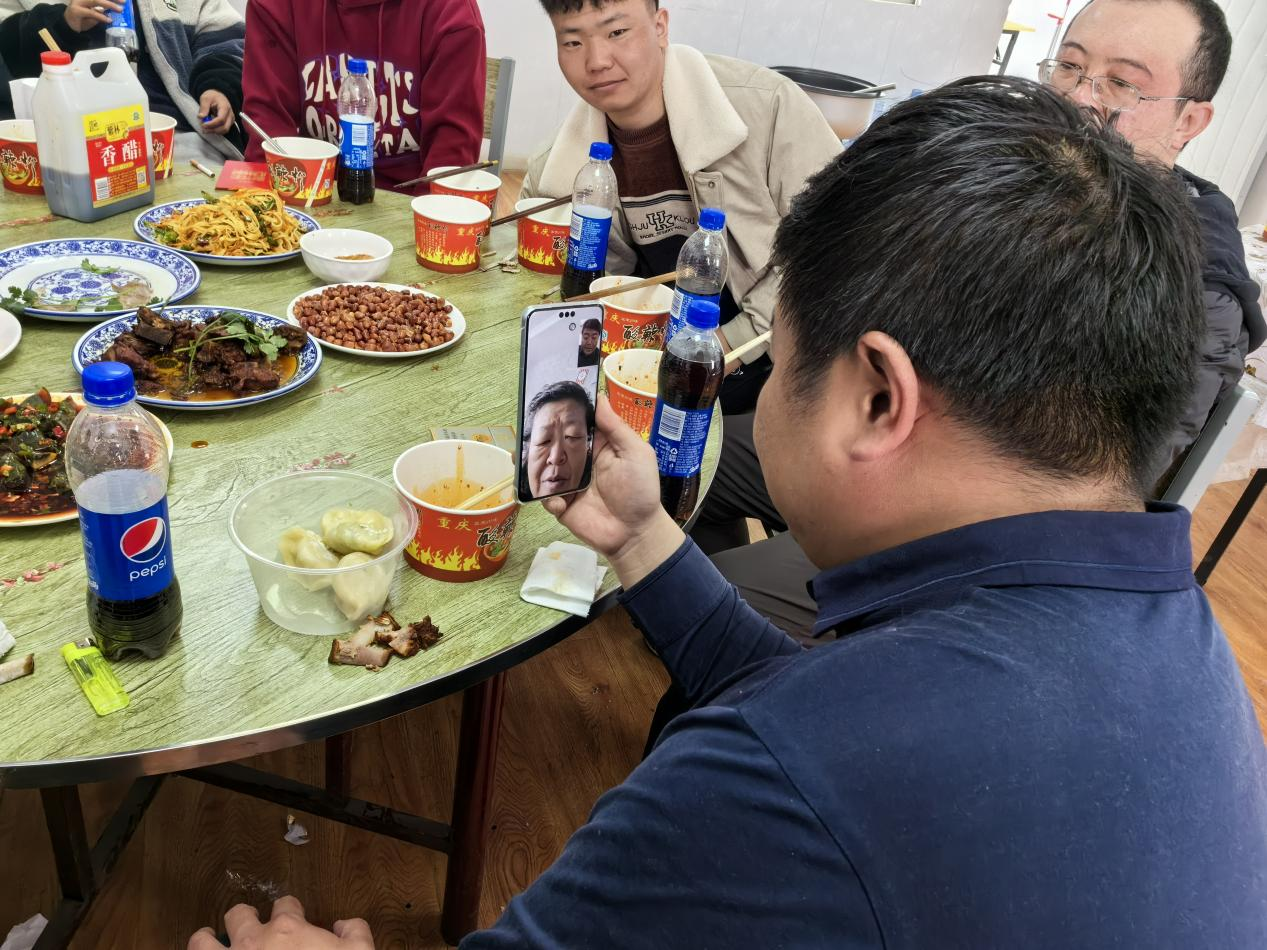 王玉琦與家人視頻。王元明攝
