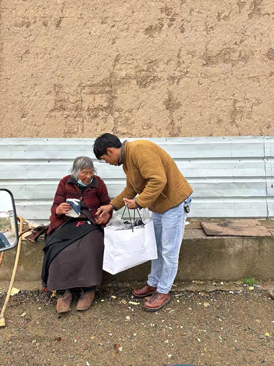 扎西奪爾登為困難群眾送去冬季御寒物資。阿壩州文明辦供圖