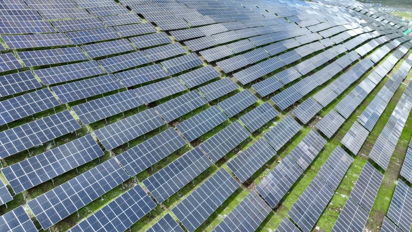 華電金川新能嘎斯都一期20萬千瓦光伏項目。金川縣融媒體中心供圖