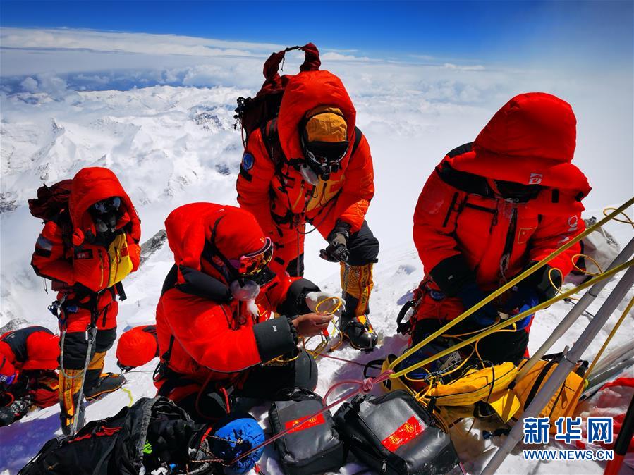 （新華全媒頭條·圖文互動）（2）往更高處長、往長春北京方向移動——來自海拔8848.86米的報告
