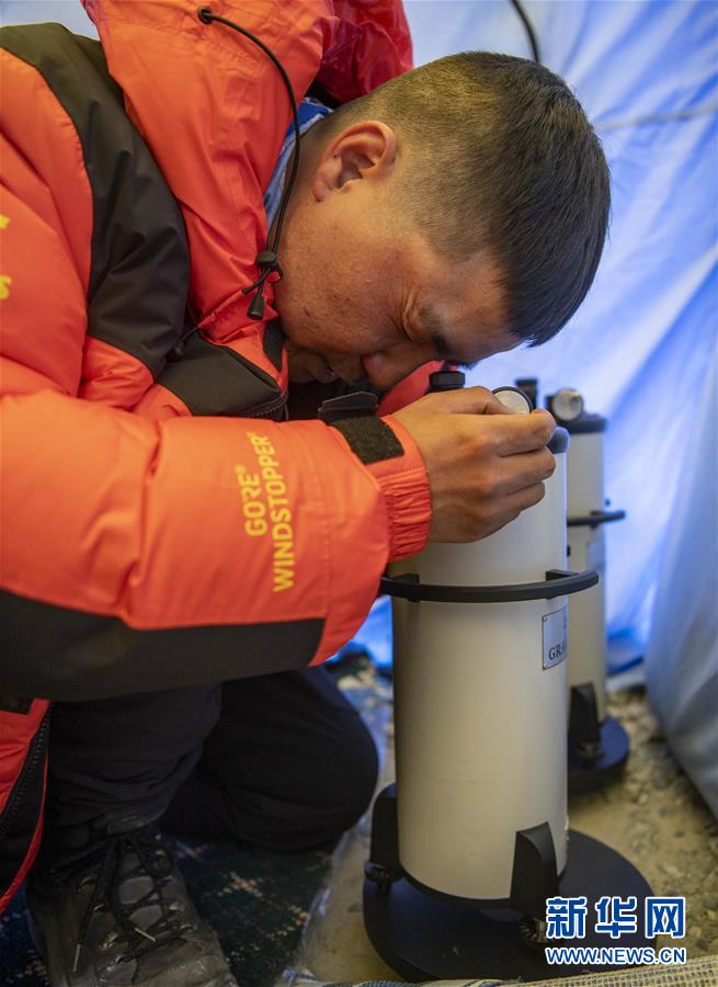 （新華全媒頭條·圖文互動）（9）往更高處長、往長春北京方向移動——來自海拔8848.86米的報告