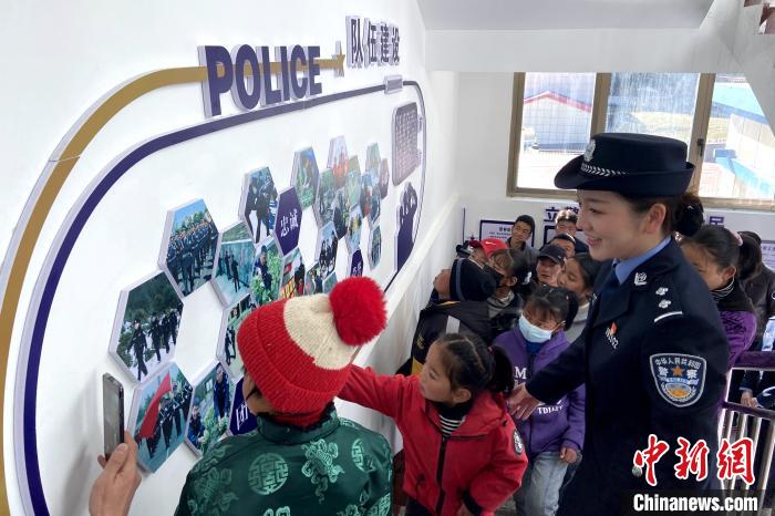 山南邊境管理支隊(duì)勒布邊境派出所舉行警營(yíng)開放日活動(dòng)，邀請(qǐng)駐地民眾進(jìn)警營(yíng)，了解民警工作生活?！∏f冀 攝