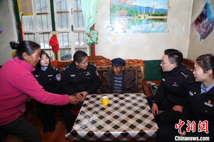 亞東出入境邊防檢查站民警走訪慰問轄區(qū)困難群眾?！堄陱?qiáng) 攝