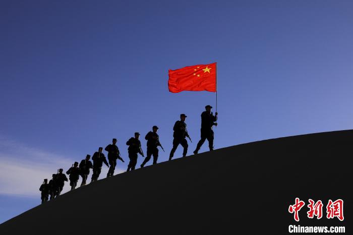 日喀則邊境管理支隊(duì)幾腳橋邊境檢查站民警在轄區(qū)開展巡邏工作。　龍小鳳 攝