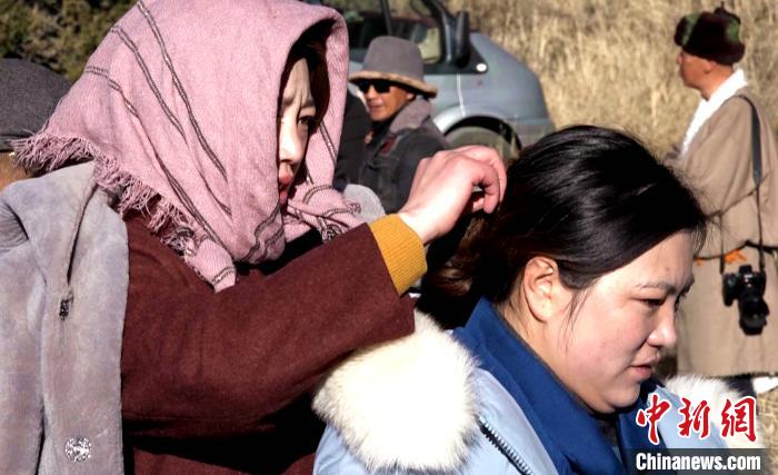 圖為1月13日，電影《雪域青春》群眾演員做拍攝準(zhǔn)備?！∝暽＠?攝