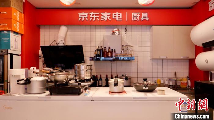 圖為店內(nèi)部分商品展示?！≈x牧 攝