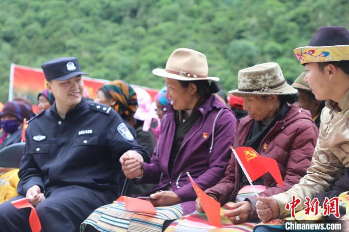 圖為李陽副所長(前排左一)與卓嘎、央宗姐妹共同參加愛國主義教育活動。　德吉 攝