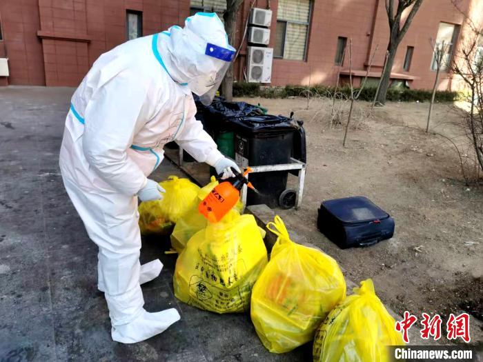 給垃圾做消殺?！¤F西區(qū)委宣傳部 攝