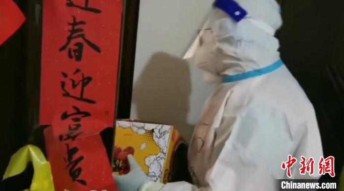 為封閉在家居民送快遞?！¤F西區(qū)委宣傳部 攝