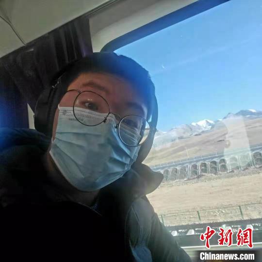 1月8日在西藏那曲開往拉薩火車上。　受訪者供圖 攝