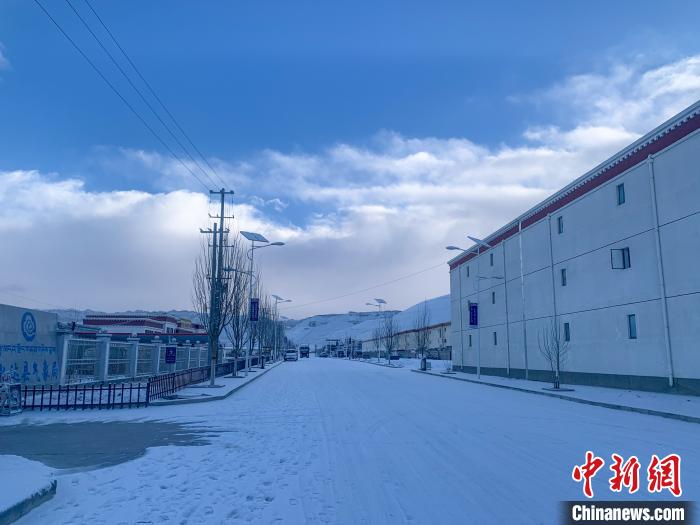 圖為西藏札達縣街道被積雪覆蓋?！娋?攝