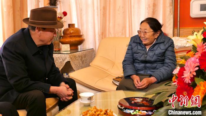 西藏自治區(qū)黨委統(tǒng)戰(zhàn)部部長(zhǎng)旦科一行慰問黨外人士、愛國(guó)宗教人士及歸國(guó)藏胞