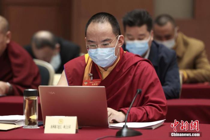 3月9日上午，全國政協(xié)十三屆四次會議舉行小組會議，討論“兩高”工作報告，審議各項決議和報告草案。圖為北京友誼賓館宗教界別委員小組會議現場，全國政協(xié)常委、中國佛教協(xié)會副會長、中國佛教協(xié)會西藏分會會長班禪額爾德尼·確吉杰布參加討論。<a target='_blank' ><p  align=