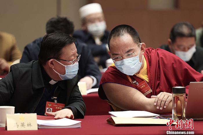 3月9日上午，全國政協(xié)十三屆四次會議舉行小組會議，討論“兩高”工作報告，審議各項決議和報告草案。圖為北京友誼賓館宗教界別委員小組會議現場，全國政協(xié)常委、中國佛教協(xié)會副會長、中國佛教協(xié)會西藏分會會長班禪額爾德尼·確吉杰布(右)與全國政協(xié)常委、中國天主教主教團主席馬英林(左)交流。<a target='_blank' ><p  align=