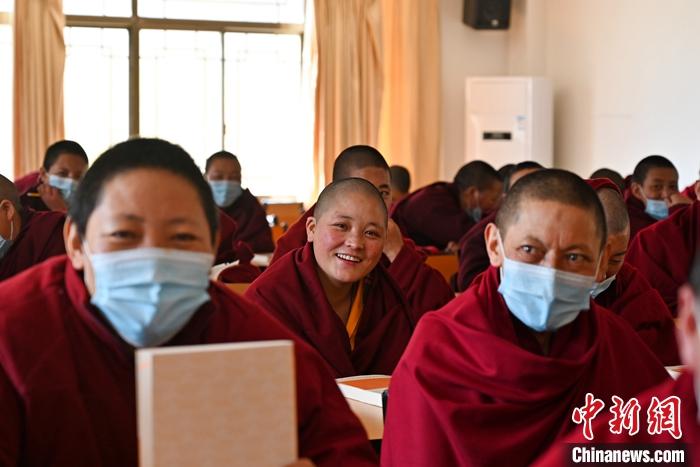 3月23日，記者走進(jìn)位于拉薩的西藏佛學(xué)院，探訪宗教學(xué)府的新學(xué)期。圖為西藏佛學(xué)院尼眾部學(xué)員等待上課。<a target='_blank' ></p><p  align=