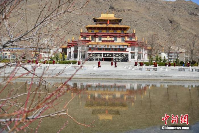 3月23日，西藏佛學(xué)院開(kāi)學(xué)第二日，<a target='_blank' >中新社</a>記者前往學(xué)院探訪了少年活佛班、尼眾部等，走進(jìn)了他們的課堂。該學(xué)院有來(lái)自藏傳佛教格魯派、寧瑪派等各個(gè)教派的僧尼，900余人在此學(xué)習(xí)。圖為西藏佛學(xué)院內(nèi)景。<a target='_blank' >中新社</a>發(fā) 貢嘎來(lái)松 攝