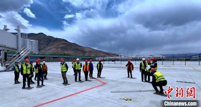 圖為驗(yàn)收組驗(yàn)收項(xiàng)目。　旦增旺扎 攝