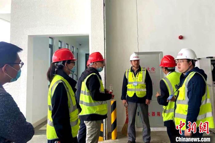 圖為驗(yàn)收組驗(yàn)收項(xiàng)目。　旦增旺扎 攝