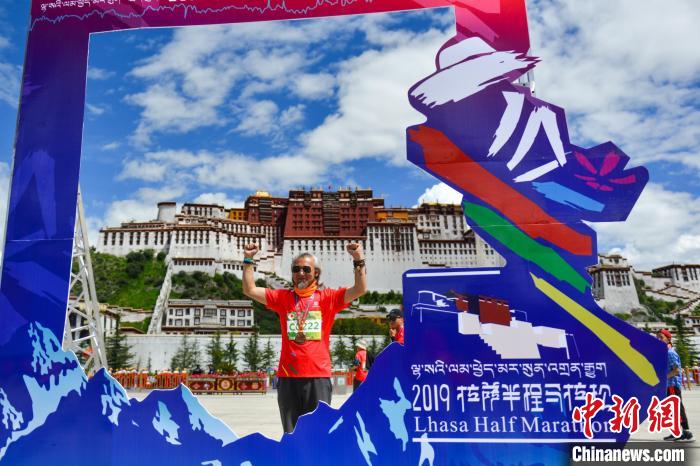 資料圖為2019年8月18日，拉薩舉行半程馬拉松賽?！〗w波 攝