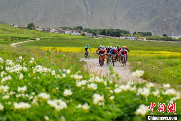資料圖為2019年，西藏拉薩在堆龍德慶區(qū)舉行楚布溝山地自行車越野賽?！〗w波 攝