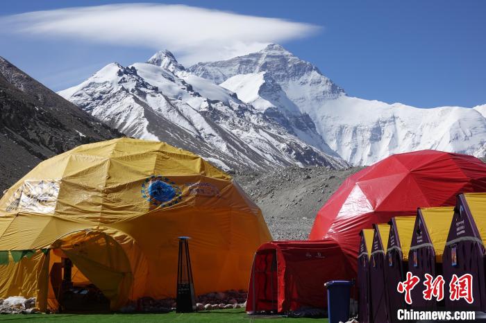 5月9日的珠峰北坡登山大本營?！∪轿木?攝