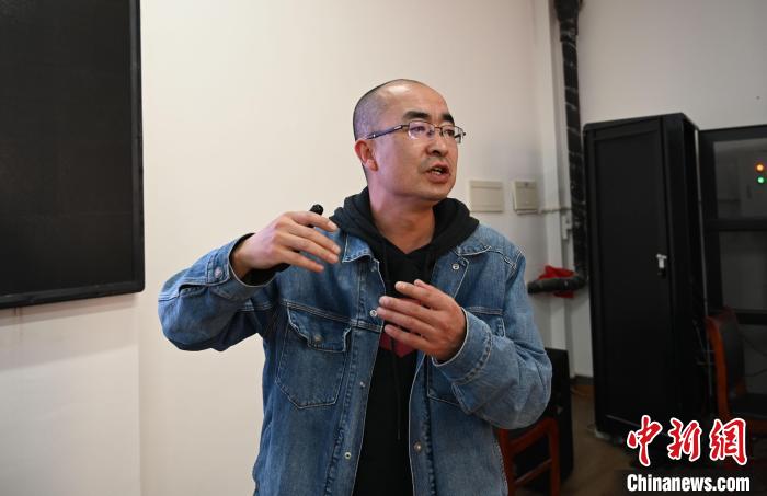 圖為西藏大學教授寧長春授課宣講。