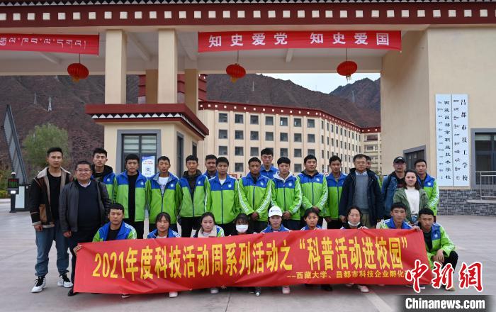 圖為部分師生與宣講團合影。