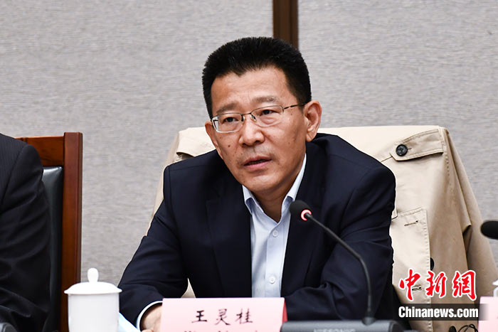 5月16日，由中國社會科學院西藏智庫、中國社會科學院民族學與人類學研究所主辦的第五屆西藏智庫國際論壇在北京舉行。中國社會科學院副院長王靈桂在致辭中表示，今年是西藏和平解放70周年，西藏人民團結奮斗，把貧窮落后的舊西藏建設成經(jīng)濟發(fā)展、文化繁榮、社會進步、環(huán)境良好、生活幸福的社會主義新西藏，西藏歷史上第一次徹底消滅了絕對貧困，同全國人民一起，西藏各族人民已經(jīng)走進全面建成小康社會的新時代，進入歷史發(fā)展的新坐標。 <a target='_blank' ><p  align=
