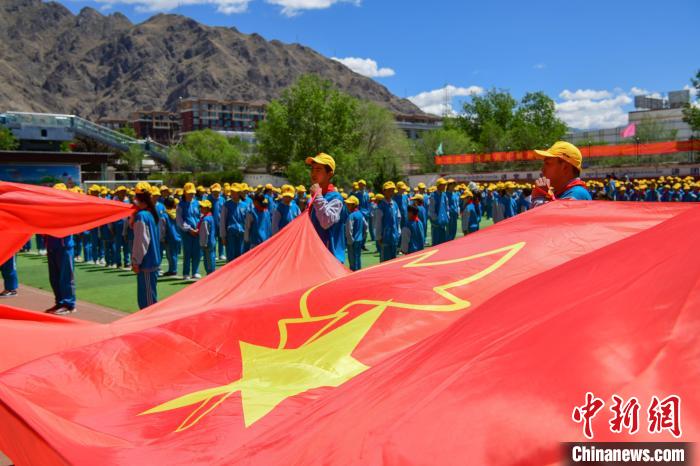 圖為拉薩市堆龍德慶區(qū)堆龍姜昆黃小勇希望小學(xué)學(xué)生在操場入隊儀式?！∝暩聛硭?攝