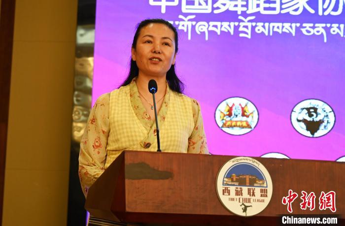 圖為西藏自治區(qū)舞蹈家協(xié)會(huì)主席達(dá)娃拉姆致辭?！≮w朗 攝