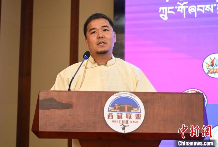 圖為西藏街舞聯(lián)盟常務(wù)副主任朗卡旺青致辭?！≮w朗 攝