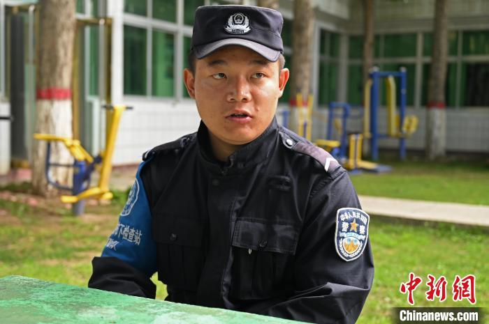 圖為邊煒接受記者采訪。　趙朗 攝