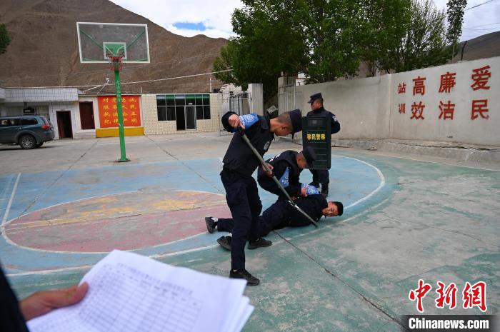 圖為移民管理警察進(jìn)行警務(wù)技能考核。　趙朗 攝